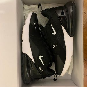 NIKE Air Max 270